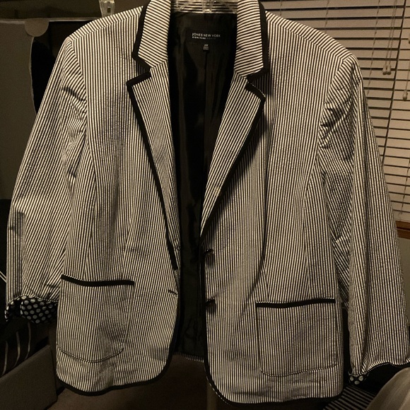 Jones New York Seer Sucker jacket. - Picture 5 of 5